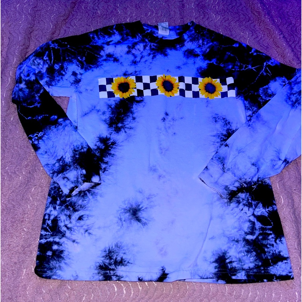 Tie dye long sleeve sunflower shirt.